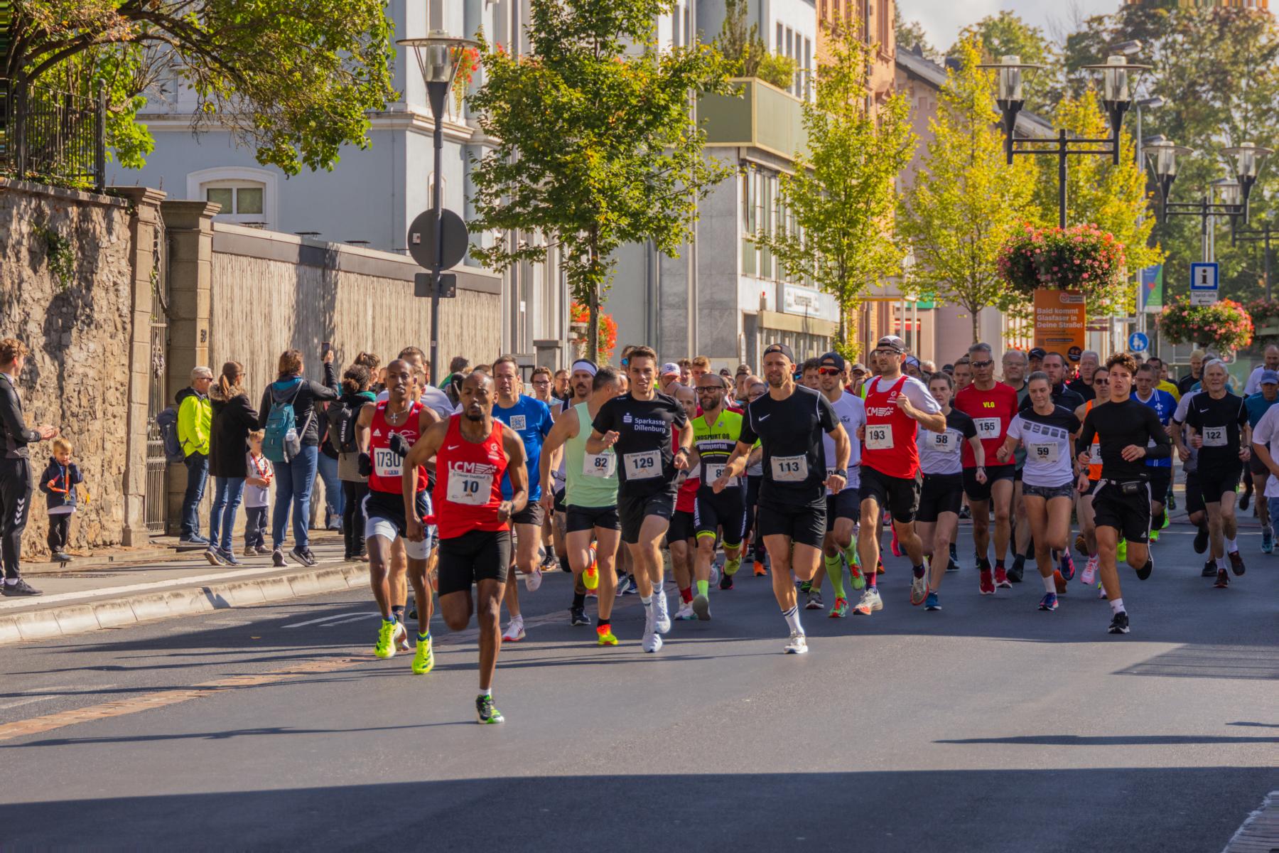 Lauf - Start des 10-km-Laufs! - 9. Diezer Stadtlauf – Karl Maxeiner Lauf
