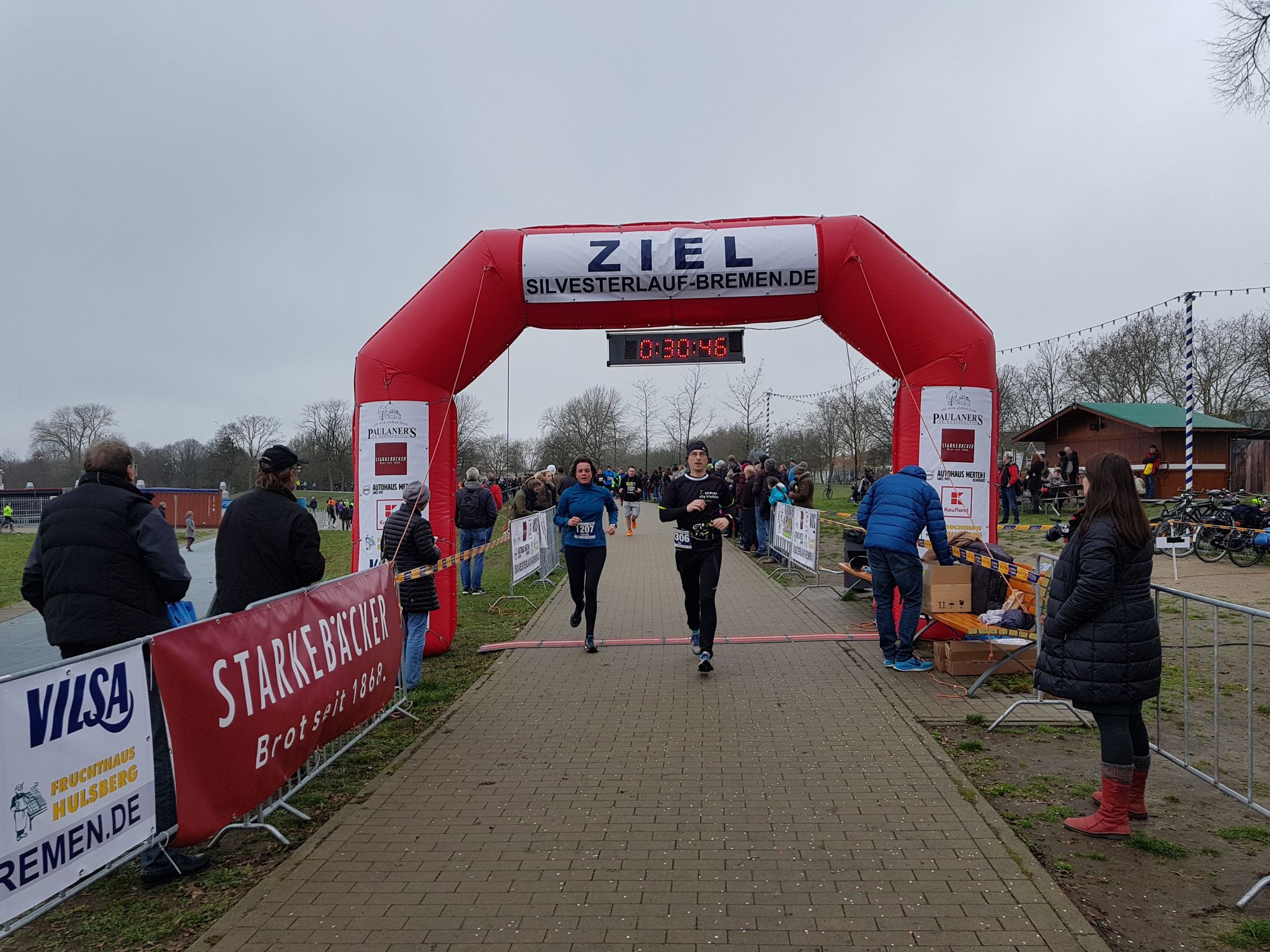 Lauf suchen - Impressionen vom Zieleinlauf - Silvesterlauf Bremen