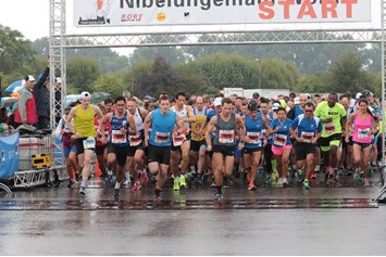 Lauf: Start zum Halbmarathon und 10km-Lauf - 17. Nibelungenlauf Worms