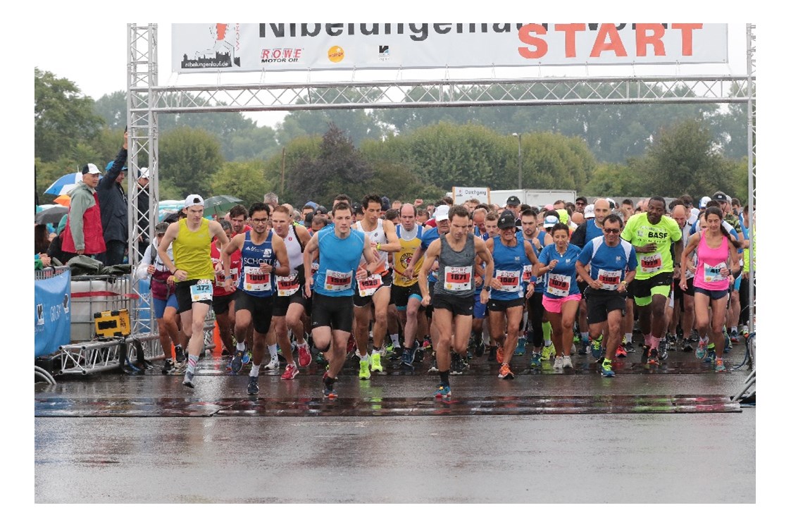 Lauf: Start zum Halbmarathon und 10km-Lauf - 17. Nibelungenlauf Worms