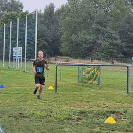 Lauf: angenehme einfache Strecke mit Zieleinlauf im Fußballstadion - Peitz bewegt sich 