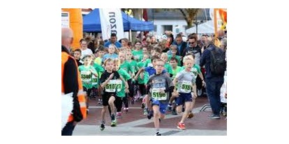 Lauf suchen - Art des Laufs: Stadtlauf - Junge Läuferinnen und Läufer beim Start des 1,3 Km-Laufs - 25. Bad Hersfelder Lollslauf